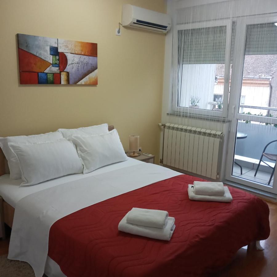 Angellina Apartmani Sremska Mitrovica Buitenkant foto