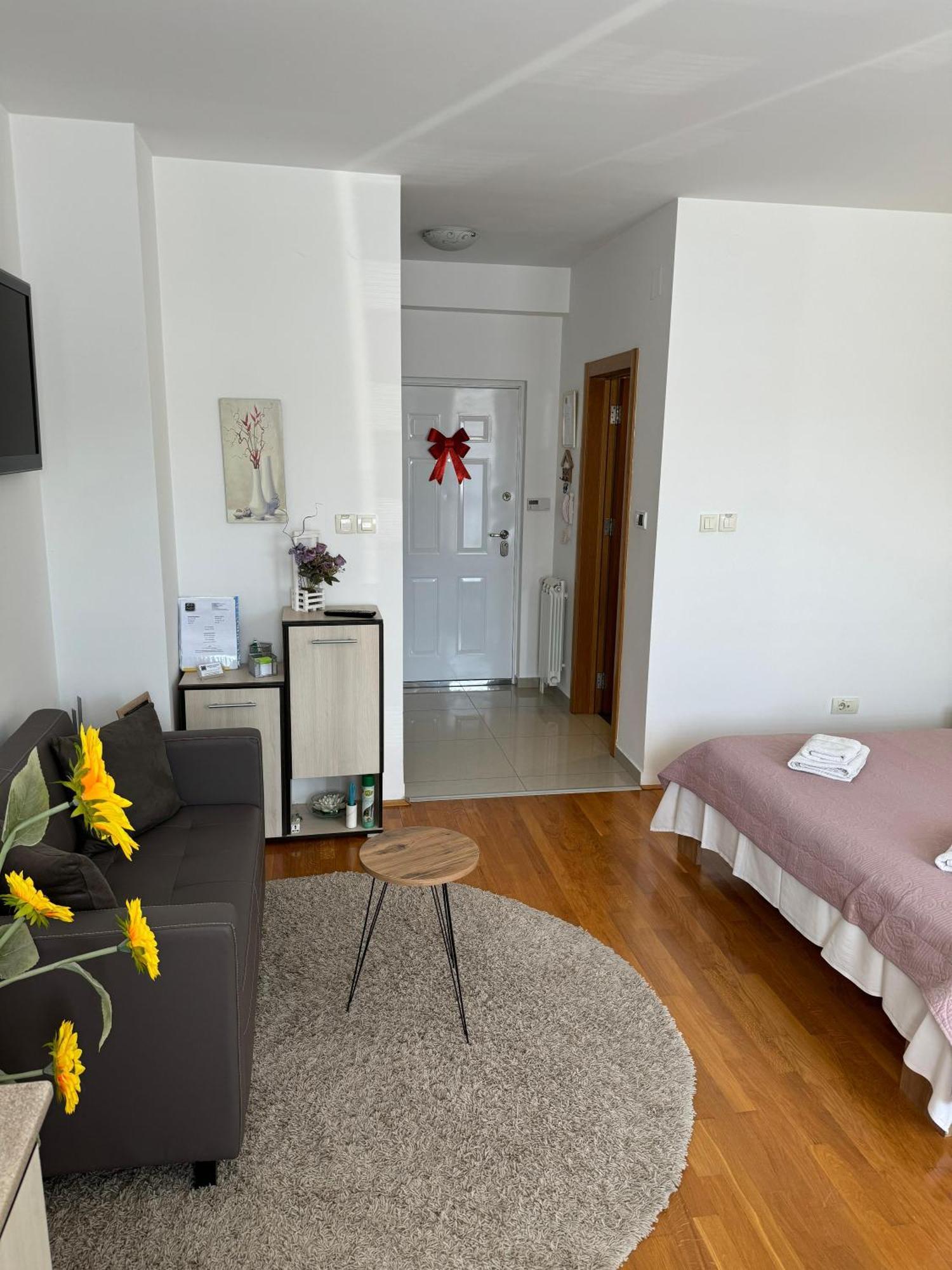 Angellina Apartmani Sremska Mitrovica Buitenkant foto