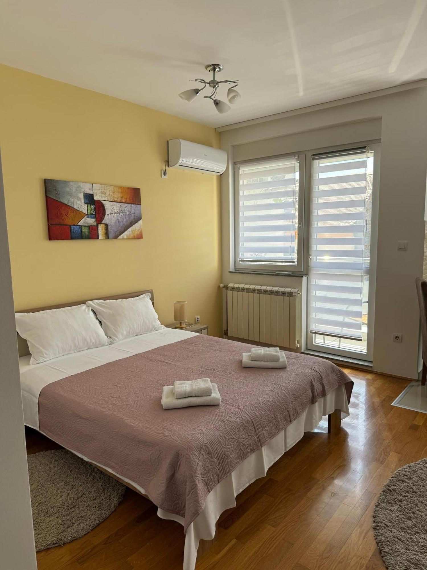 Angellina Apartmani Sremska Mitrovica Buitenkant foto