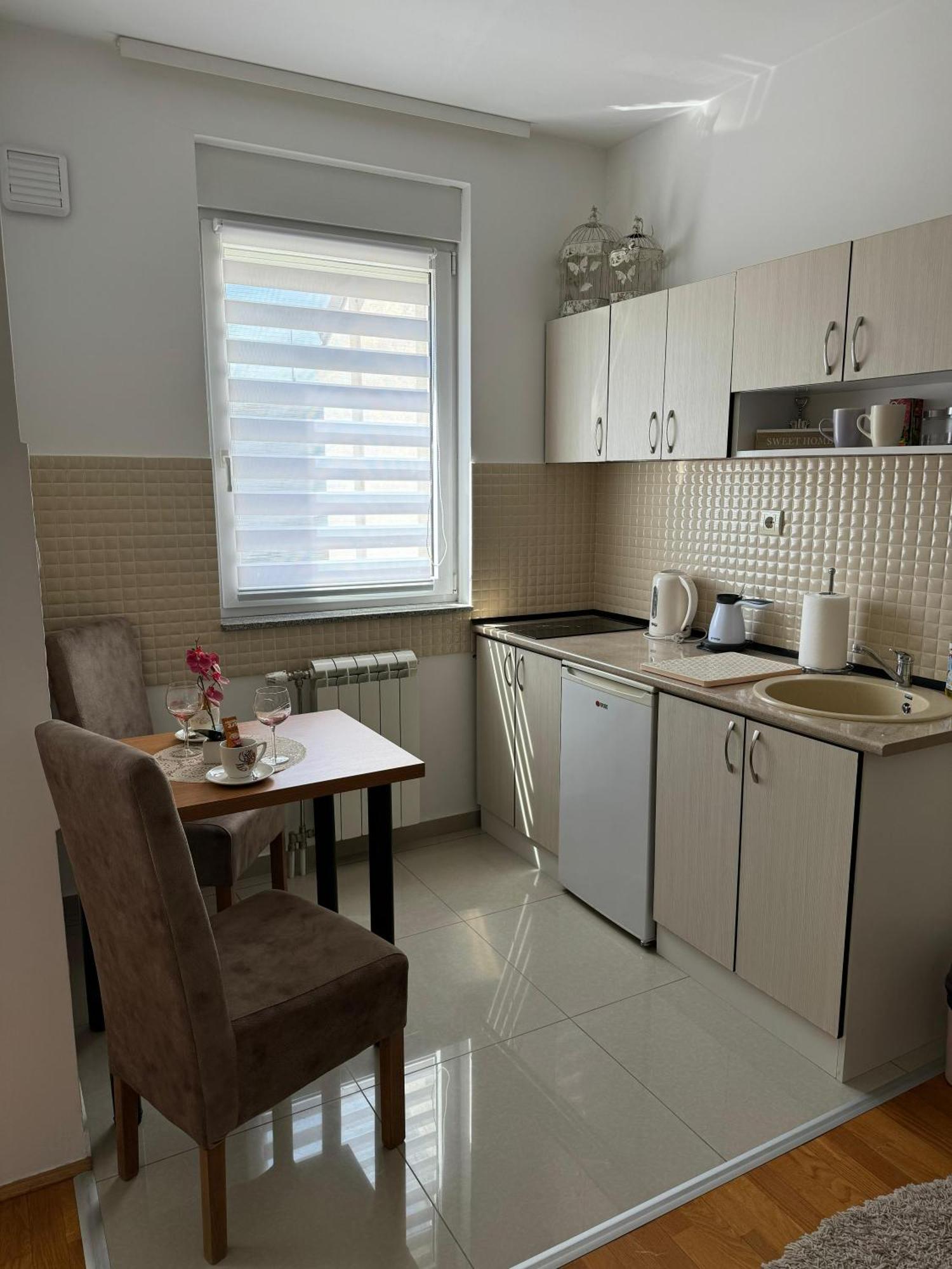 Angellina Apartmani Sremska Mitrovica Buitenkant foto